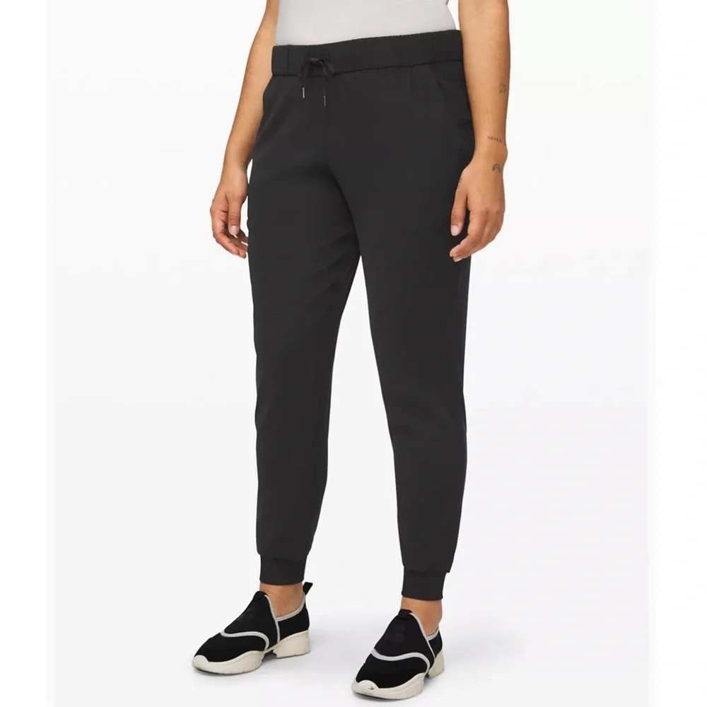 Lululemon Women's On The Fly Black Joggers Luxtreme Size 4 LW5CPJS Athleisure